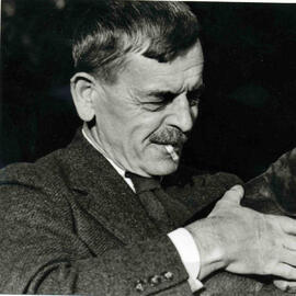 Portrait photographique de C. F. Ramuz avec Chip, le chien de sa sœur Berthe Buchet, par Fred Schmid, années 1930 (Documents C.F. Ramuz, CLSR).