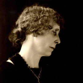 Portrait photographique de Marie Péclard-Pflüger, par Marguerite de Lalancy, s.d. (Fonds Marie Péclard-Pflüger, CLSR).